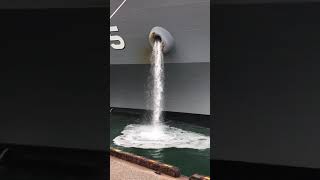 補給艦ましゅうイカリを巻き上げる