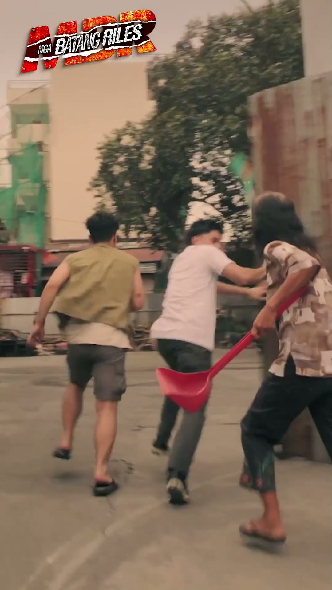 Maling bahay 'yan! #shorts | Mga Batang Riles