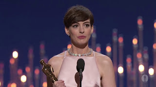 Vignette de la vidéo "Anne Hathaway Wins Best Supporting Actress: 85th Oscars (2013)"