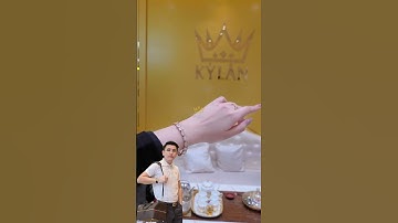 Lấp lánh của kim cương kết hợp với nền vàng nguyên khối Au750 tạo nên chiếc lắc tay nữ sang trọng.