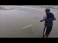 mira como este pescador hace lances con atarraya en el rio