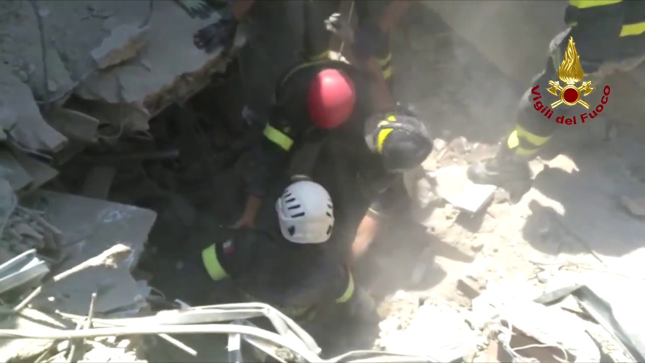 Ischia, vigili del fuoco portano fuori dalla macerie anche Ciro