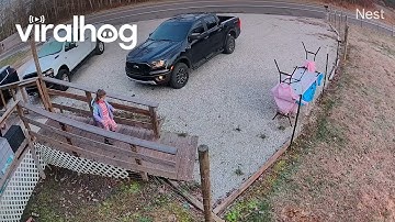 Vrouw glijdt uit en valt op ijzige helling || ViralHog