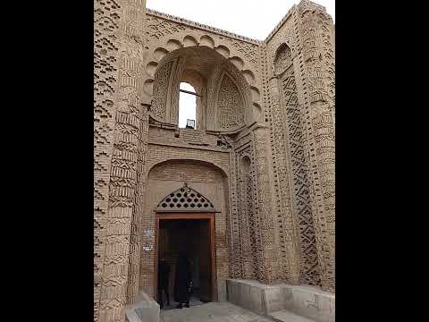 سردر مسجد جورجیر در اصفهان بجای مانده از دوران آل بویه که به فرمان وزیر صاحب بن عباد ساخته شده است