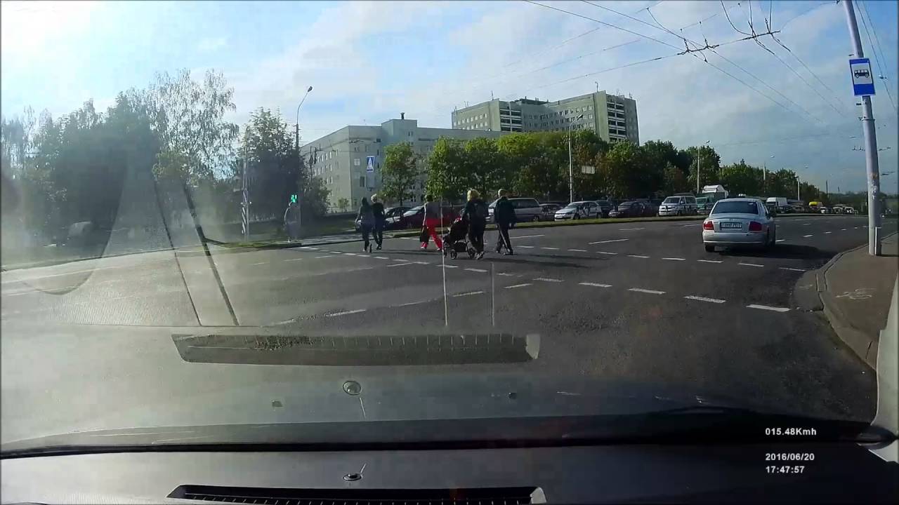Велосипедист ударил машину