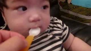 離乳食の練習.wmv
