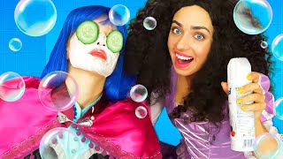 Funny princesses at the beauty salon! Pretend to play with makeup toys for kids. Family-fun video.