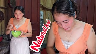 Mom eats natural food (zaub mov toj siab)