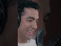حبها ليه باين في عينيها ومستمتعة بالأغنية الطوفان