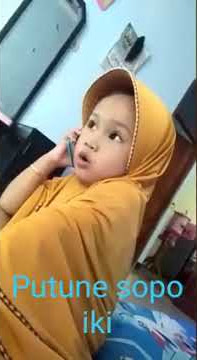 Anak kecil telpon lucu