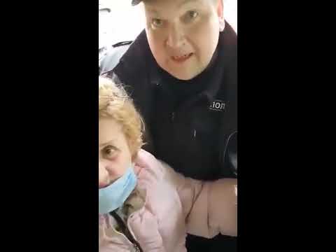 В Москве полицейские взяли старушку, потому что она отошла от дома в магазин более чем на 100 метров