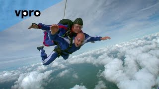Henk Grol en Ard Schenk maken parachutesprong (vpro Holland Sport)