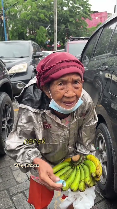 Nenek jualan pisang