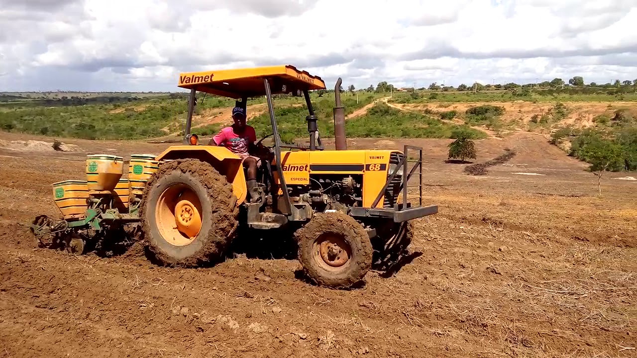 Trator Valmet 68 na Plantadeira Tatu - YouTube