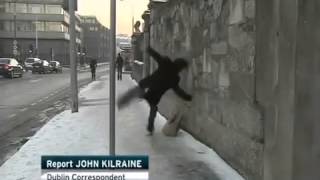 Il glisse sur le verglas en direct