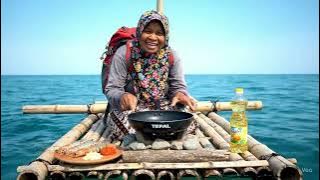 Part 1: Makcik Kiah masak Char Kuey Tiaw di tengah laut #makcikkiah #fyp #foryoupage #fypmalaysia 