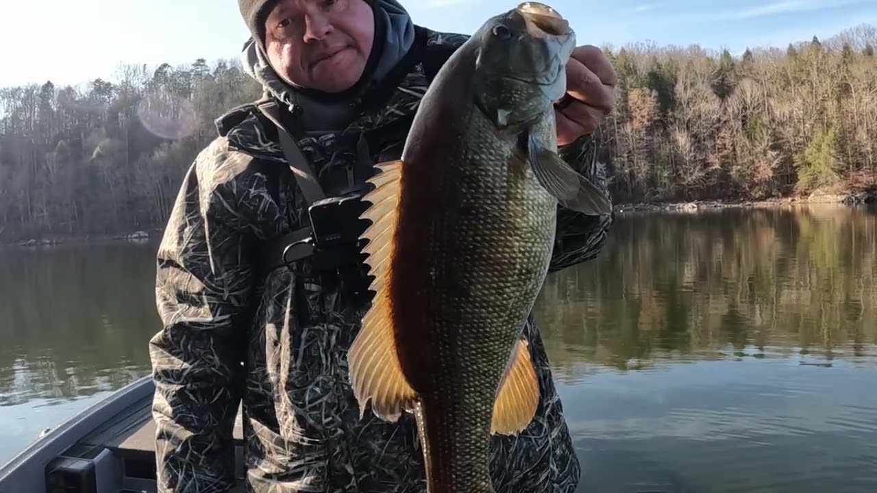 Big Winter Smallmouth! Laurel River Lake Bass Fishing December 12th
