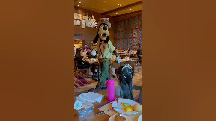 青青公主遊香港迪士尼樂園❤️迪士尼探索家度假酒店和迪士尼好朋友高飛吃早餐⛱️🥰青青公主今天是Elsa艾莎女王👧🏻 - 天天要聞