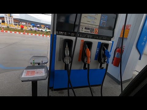 วีดีโอ: จะเกิดอะไรขึ้นเมื่อคุณเติมน้ำมันธรรมดาในรถที่ต้องใช้พรีเมี่ยม?
