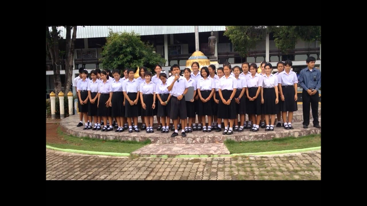 ประธาน นักเรียนโรงเรียนเมืองคง แนะนำตัวหน้าเสาธง