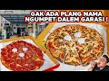 Gak ada plang nama nekat jualan di dalem garasi mobil