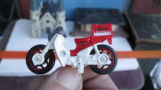 Honda Super Cub Custom 2023 Hot Wheels Toy Bike Unboxing & Review - Motorcycle Scooter red and white