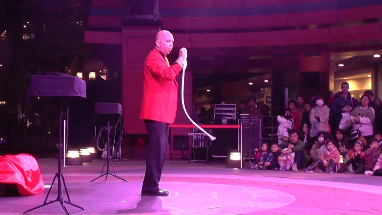 世界で活躍する・マジック・フレッド・ムーアComedy magic Fred Moore