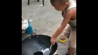 Vidio anak negeri cina yg terlantar dan membuat nasi goreng untuk dirinya dan adiknya