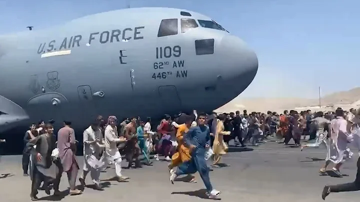 Watch: Afghans Run Alongside U.S. Military Plane At Kabul Airport - DayDayNews