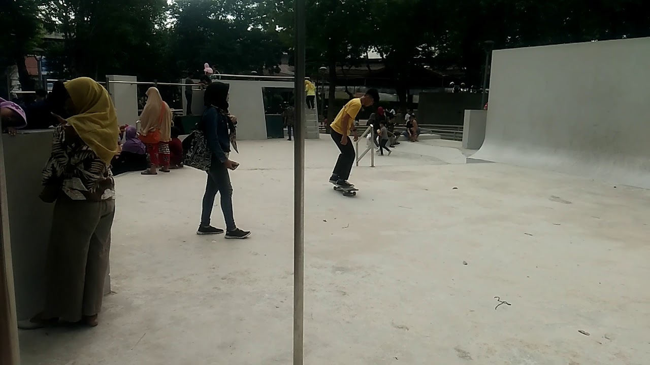 Main skateboard di taman puring - YouTube