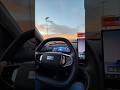 Interior de la Geely EX5 EM-i al atardecer, tecnología y confort en cada trayecto
