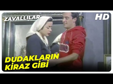 Zavallılar - Selim, Zeliha'yı Temizlik Yaparken Gözetliyor! | Küçük Emrah Eski Türk Filmi