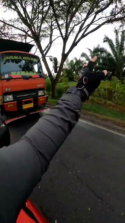 nekad! belah jalan macet demi ambulan bisa keluar dari kemacetan
