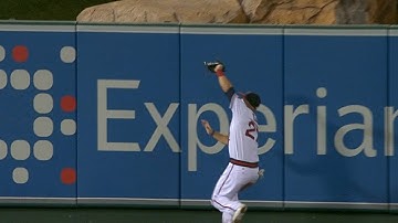 OAK@LAA: Trout chases down Vogt