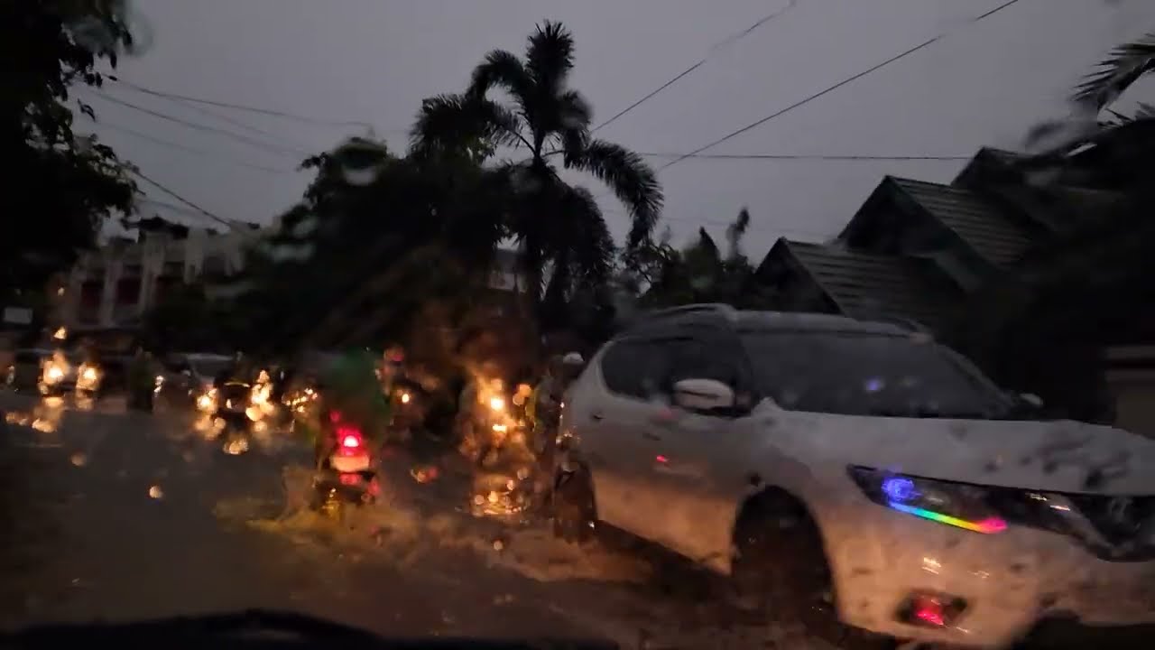 Suasana kota pekanbaru di saat hujan turun, banjir. Riau-indonesia 