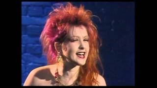 Cyndi Lauper, em um programa de TV na Alemanha, em 1984, cantando Girls Just Wanna Have Fun :)