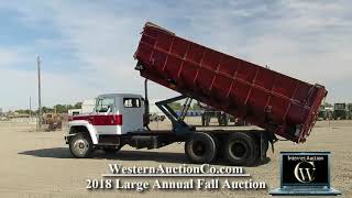 801E   1981 International With 20 Foot Board Puller Bed | 2018 Large Annual Fall Consignment Auction