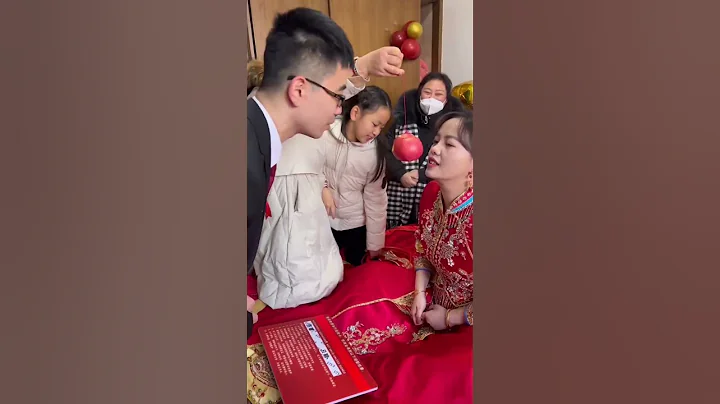 新郎和新娘吃苹果太温馨了两个人怎么也吃不到 好有意思了 #洞房花烛夜#娶媳妇 #迎亲接新娘子了 #新娘子出嫁啦 #愿每个女孩都能嫁给爱情 - 天天要闻