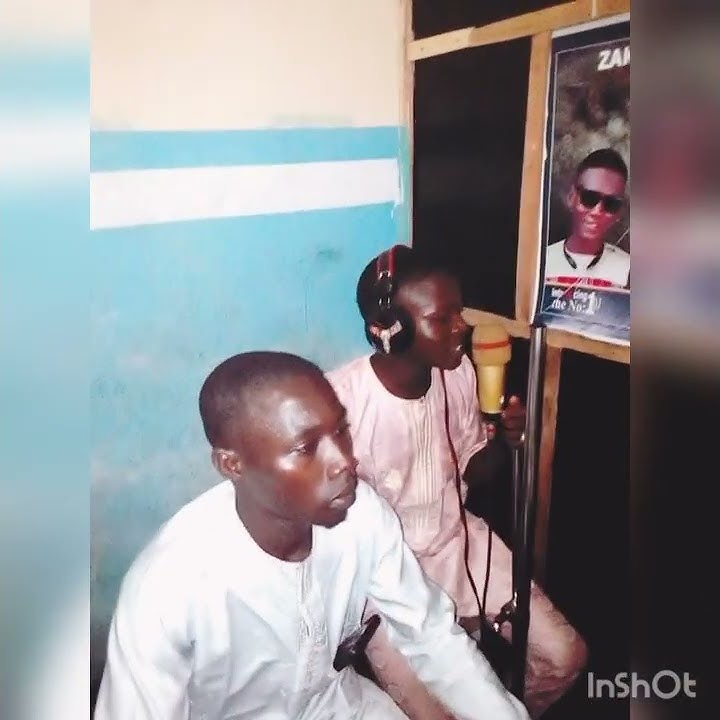 Ina cikin studio Ina yin Waka soyayya LiL Abdul Neh