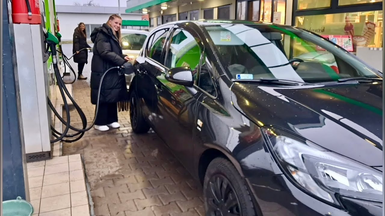 Zsófi már saját autójával csapatja-Három napos #jogsi_Ügyes😊🚘✅#frissjogsi #opel #opelcorsa #vezetés 