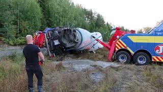 Cementbil bärgas utanför Norrtälje