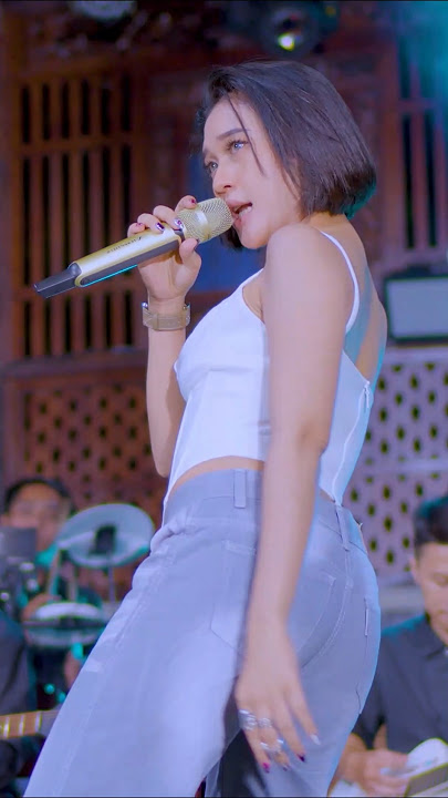 Ee poma neu bantu uloen ka jatuh cinta #akhtarmusic #dellamonica ~ Tia Monika