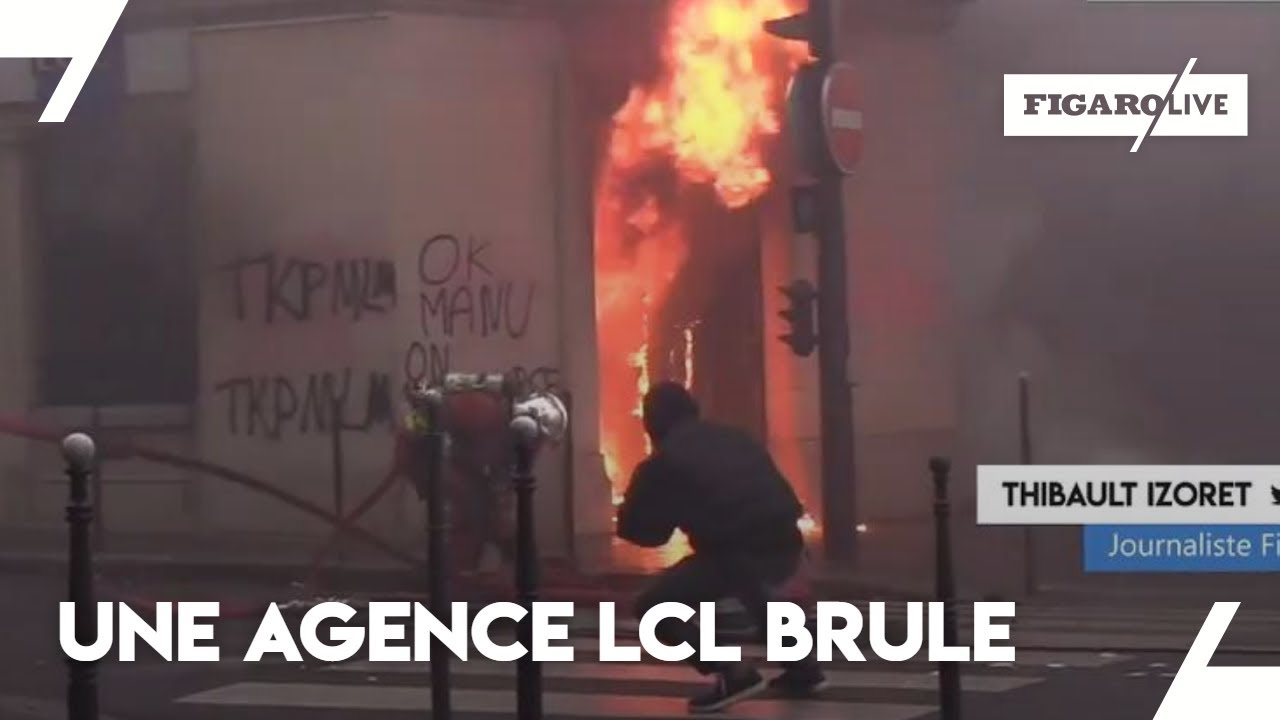 Gilets Jaunes Une Agence Lcl Brûle Devant Nous