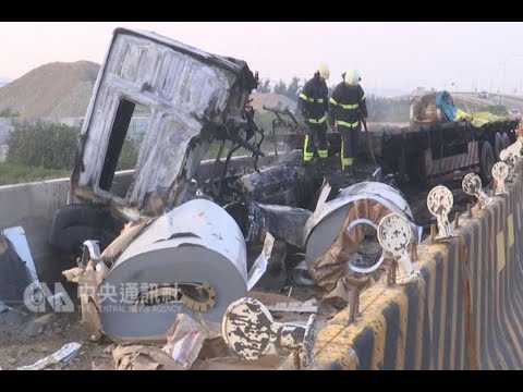 駕駛疑精神不濟自撞護欄 拖板車燒毀