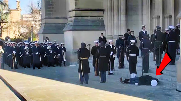 OMG ! Soldier falls to the ground during Carter’s funeral