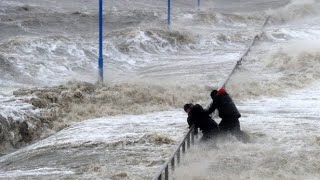 At 120 km/h ! ⚠️ High tide and terrible storm hits the coast of the Netherlands - Storm Corrie