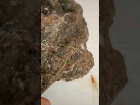 حجر نيزك معروض للبيع اخواني دعمونا بي شرك في قناتي زازاكم الله 