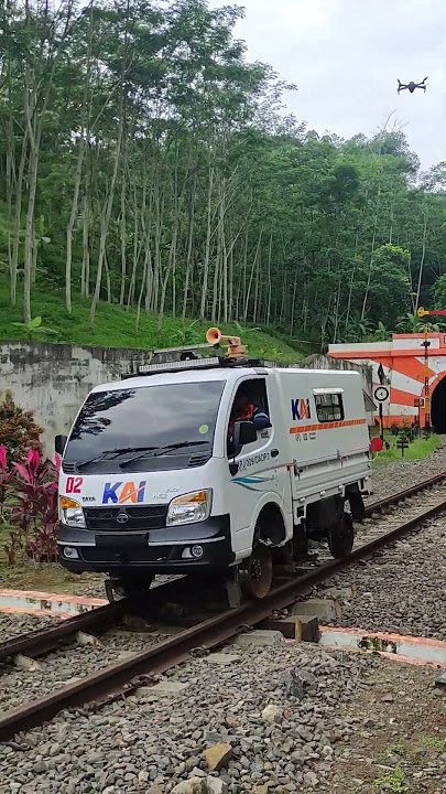 LUCU!! MOBIL INI BERJALAN DI ATAS REL KERETA API #keretaapi #keretawisata