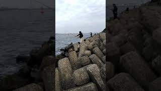 シーバスロッド折れる瞬間！！　Shocking video capturing the moment a fishing rod breaks