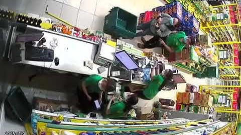 Các đối tượng dùng súng cướp tài sản Tại bách hóa xanh ,Tân phú ,HCM